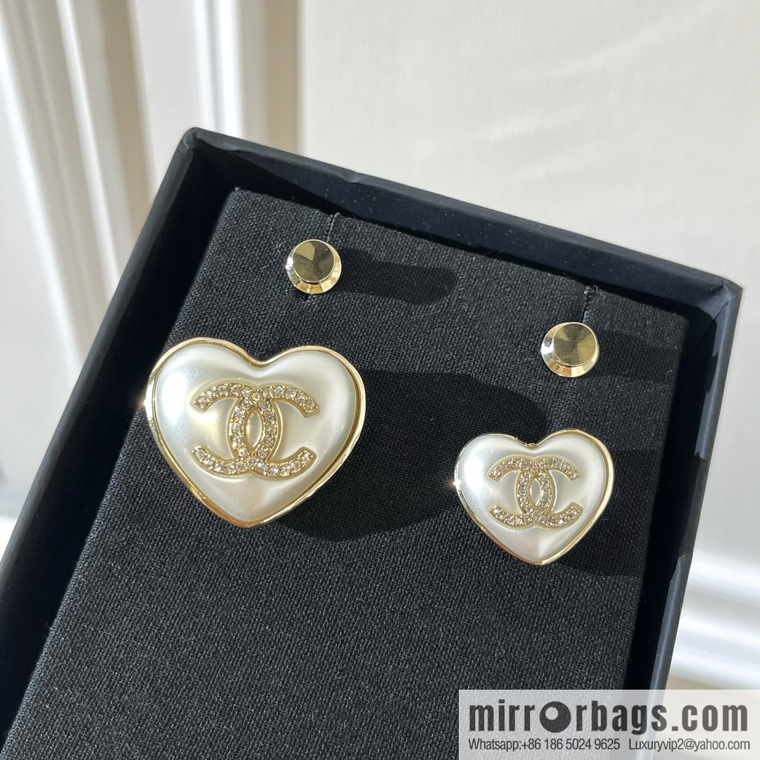 2021 new CHANEL Chanel double c double peach heart brooch