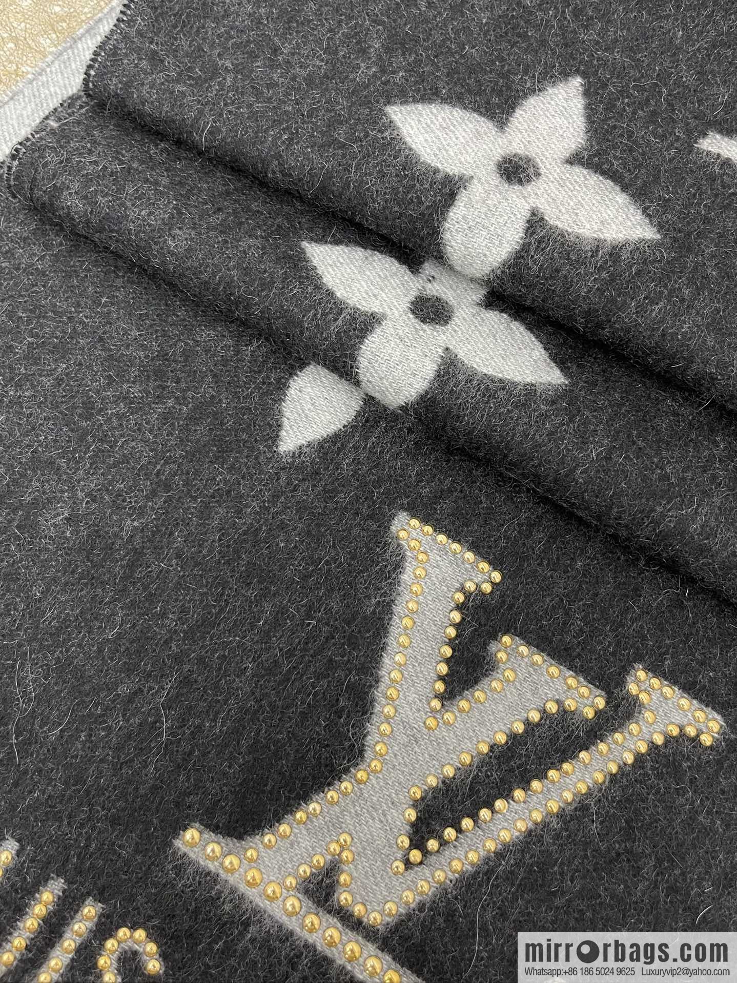 LV Louis Vuitton Rivet Cashmere Scarf Shawl M71588