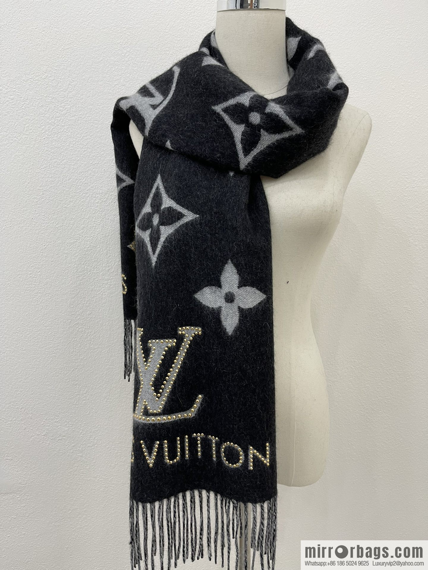 LV Louis Vuitton Rivet Cashmere Scarf Shawl M71588