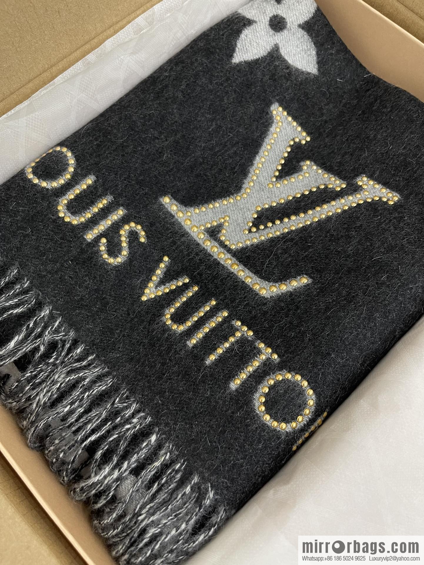 LV Louis Vuitton Rivet Cashmere Scarf Shawl M71588