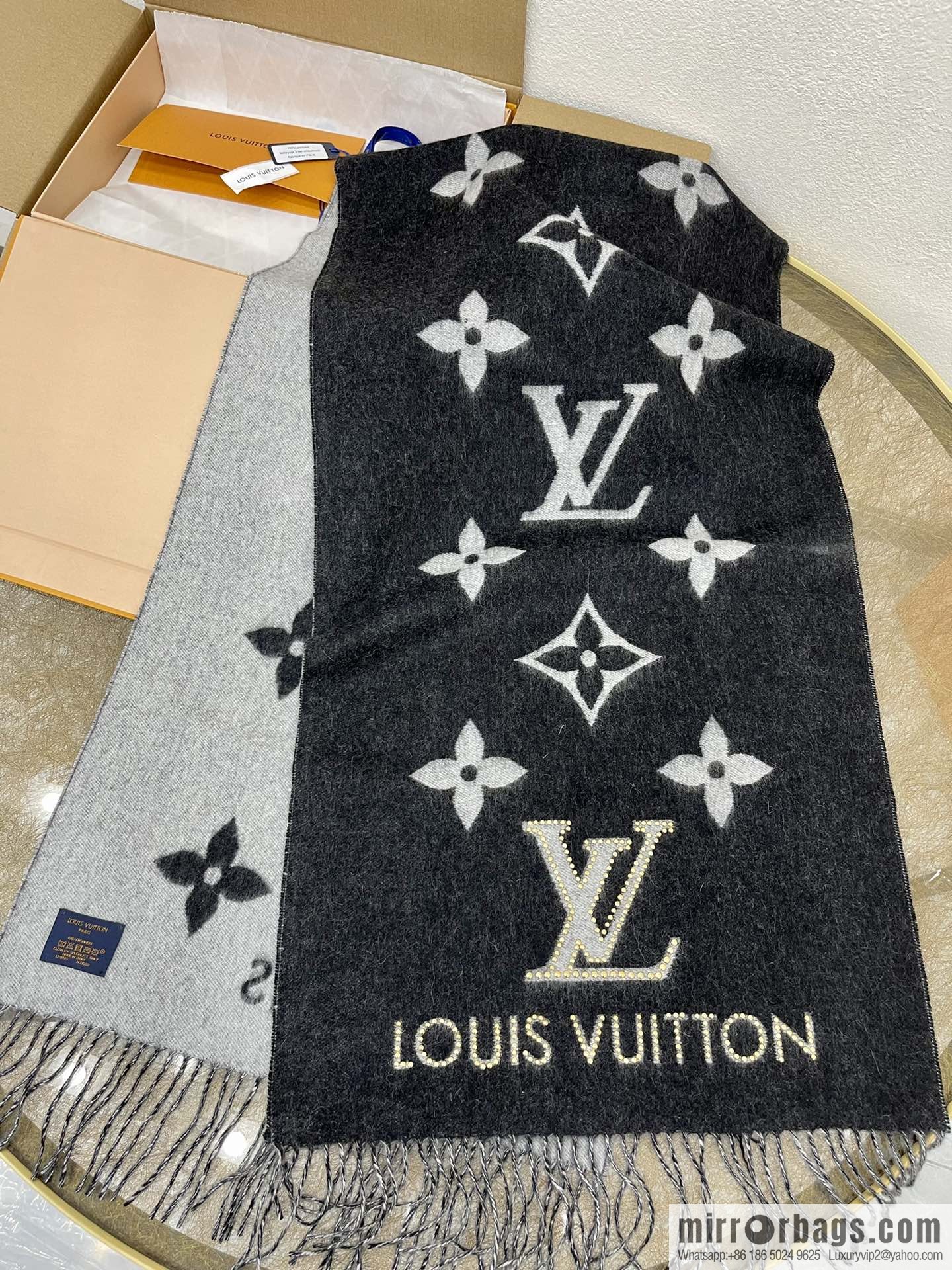 LV Louis Vuitton Rivet Cashmere Scarf Shawl M71588