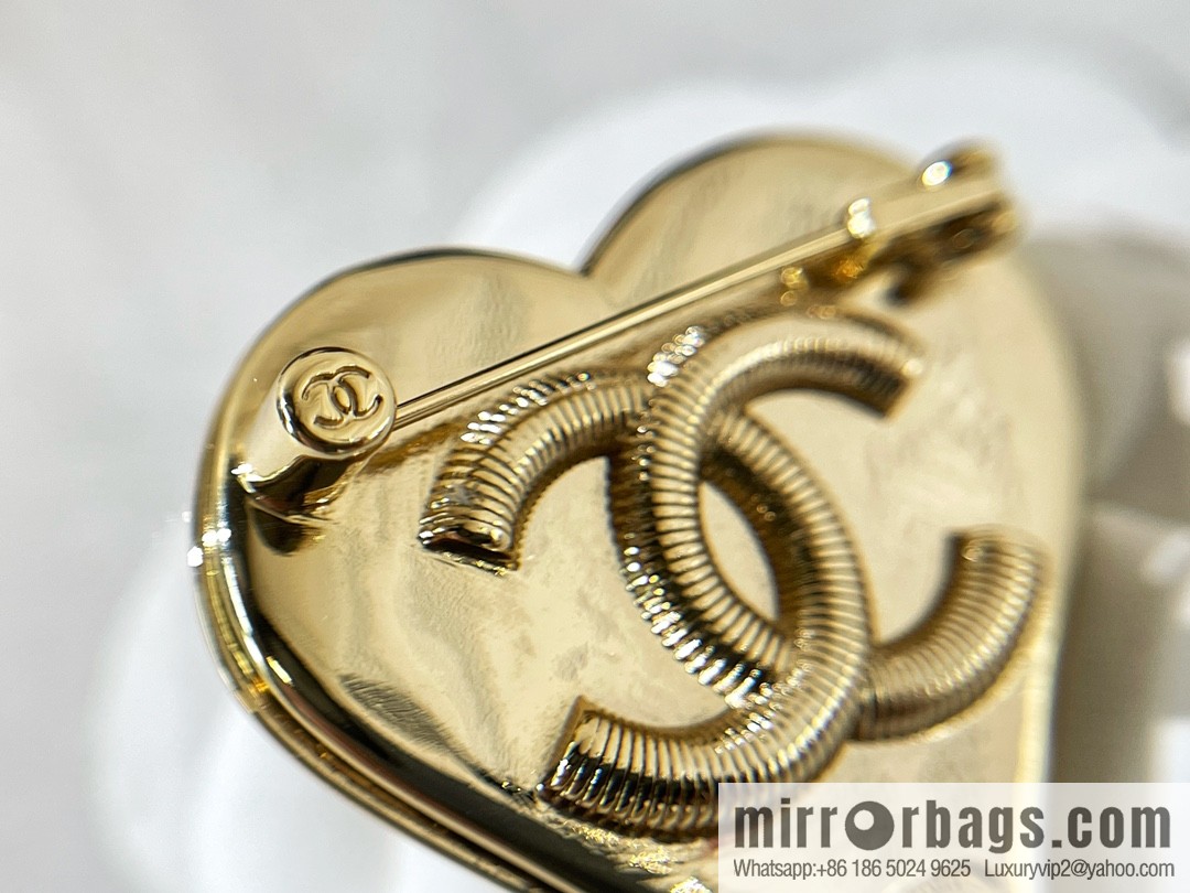 2021 new CHANEL Chanel double c peach heart brooch