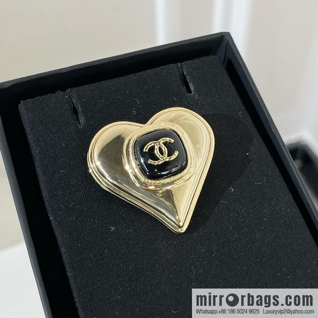 2021 new CHANEL Chanel double c peach heart brooch