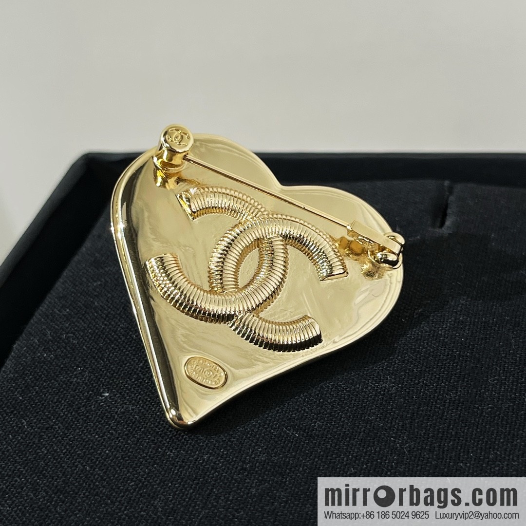 2021 new CHANEL Chanel double c peach heart brooch