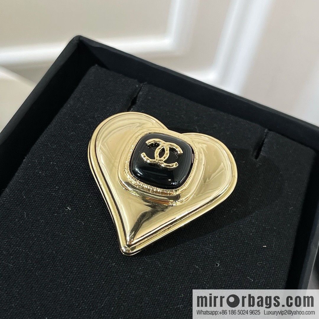 2021 new CHANEL Chanel double c peach heart brooch