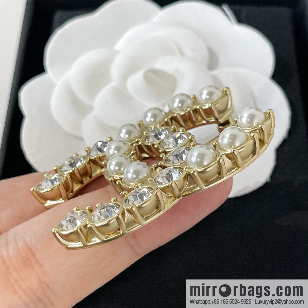 New ☑️ Chanel double c pearl brooch