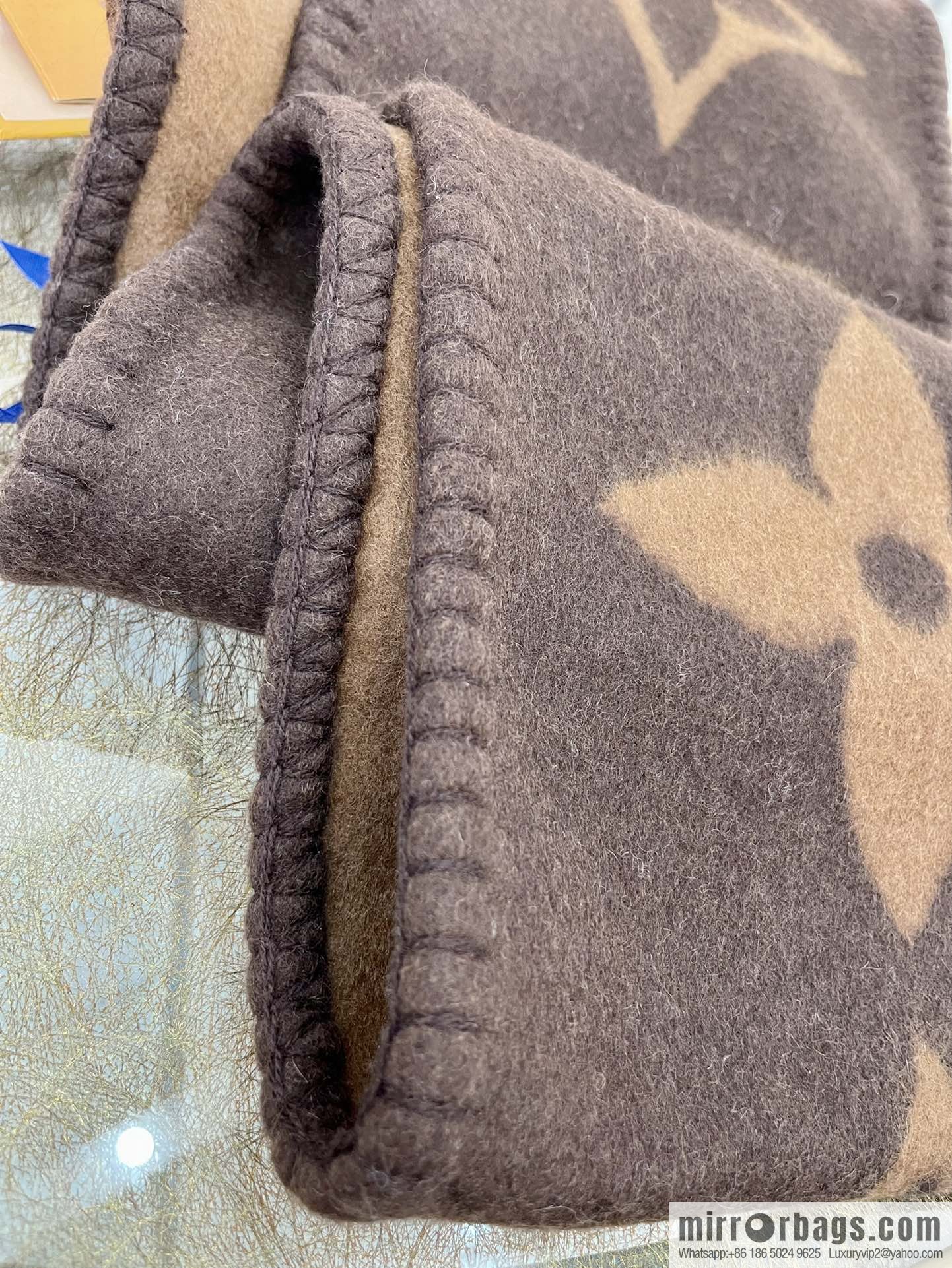 LV Louis Vuitton fully handmade hemming 100% cashmere scarf M77379