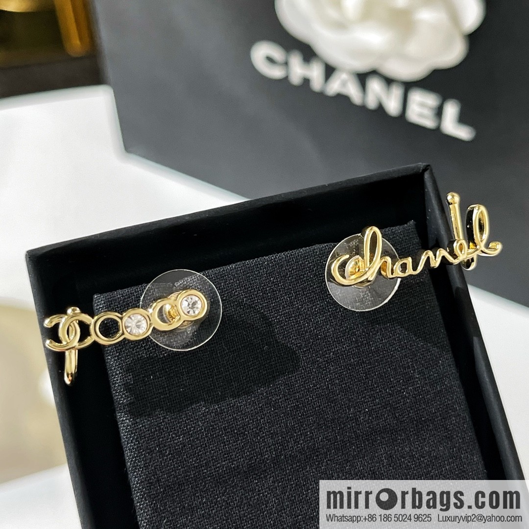 New ☑️ CHANEL Chanel 2022 coco letter asymmetrical stud earrings ear hook