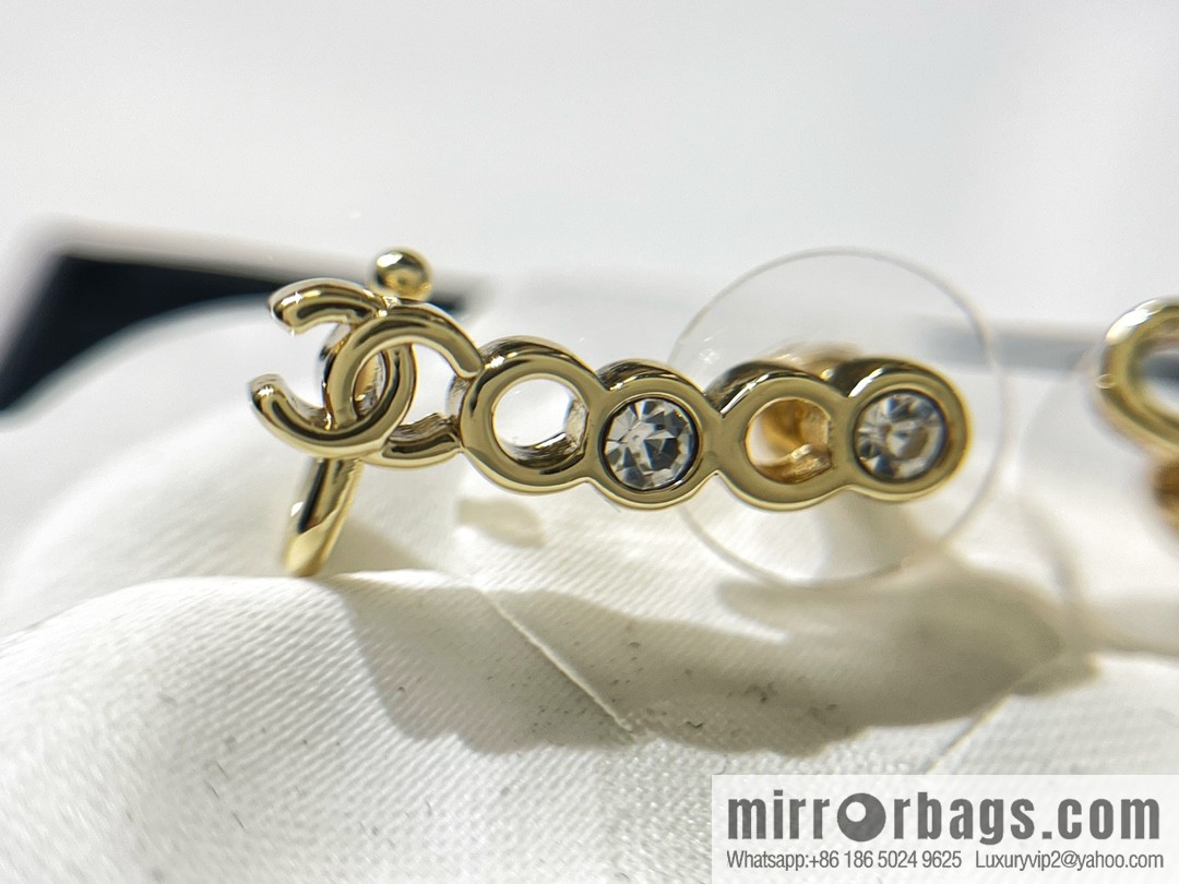 New ☑️ CHANEL Chanel 2022 coco letter asymmetrical stud earrings ear hook