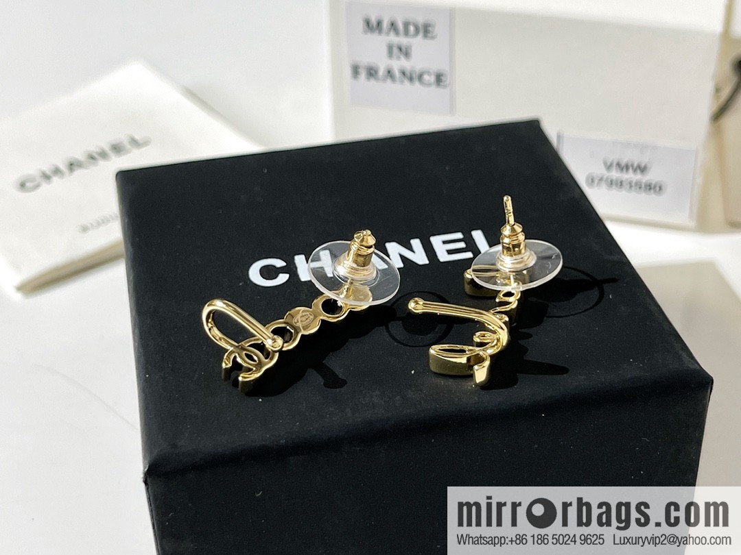 New ☑️ CHANEL Chanel 2022 coco letter asymmetrical stud earrings ear hook