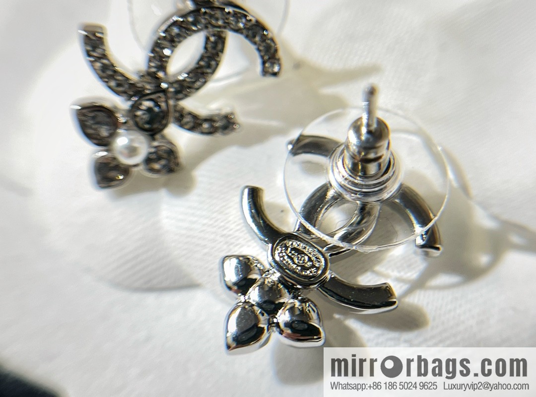 New ☑️ CHANEL Chanel double c four-leaf clover pearl stud earrings