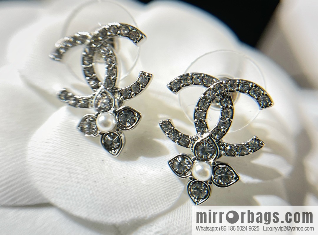 New ☑️ CHANEL Chanel double c four-leaf clover pearl stud earrings