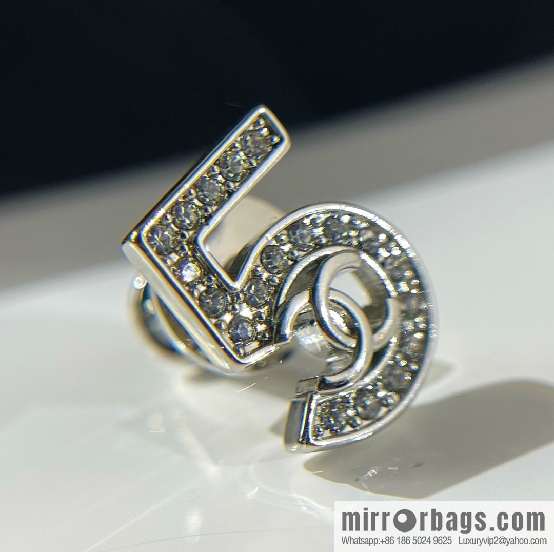 New ☑️ CHANEL Chanel double c 5 words, perfume bottle, four-leaf clover brooch