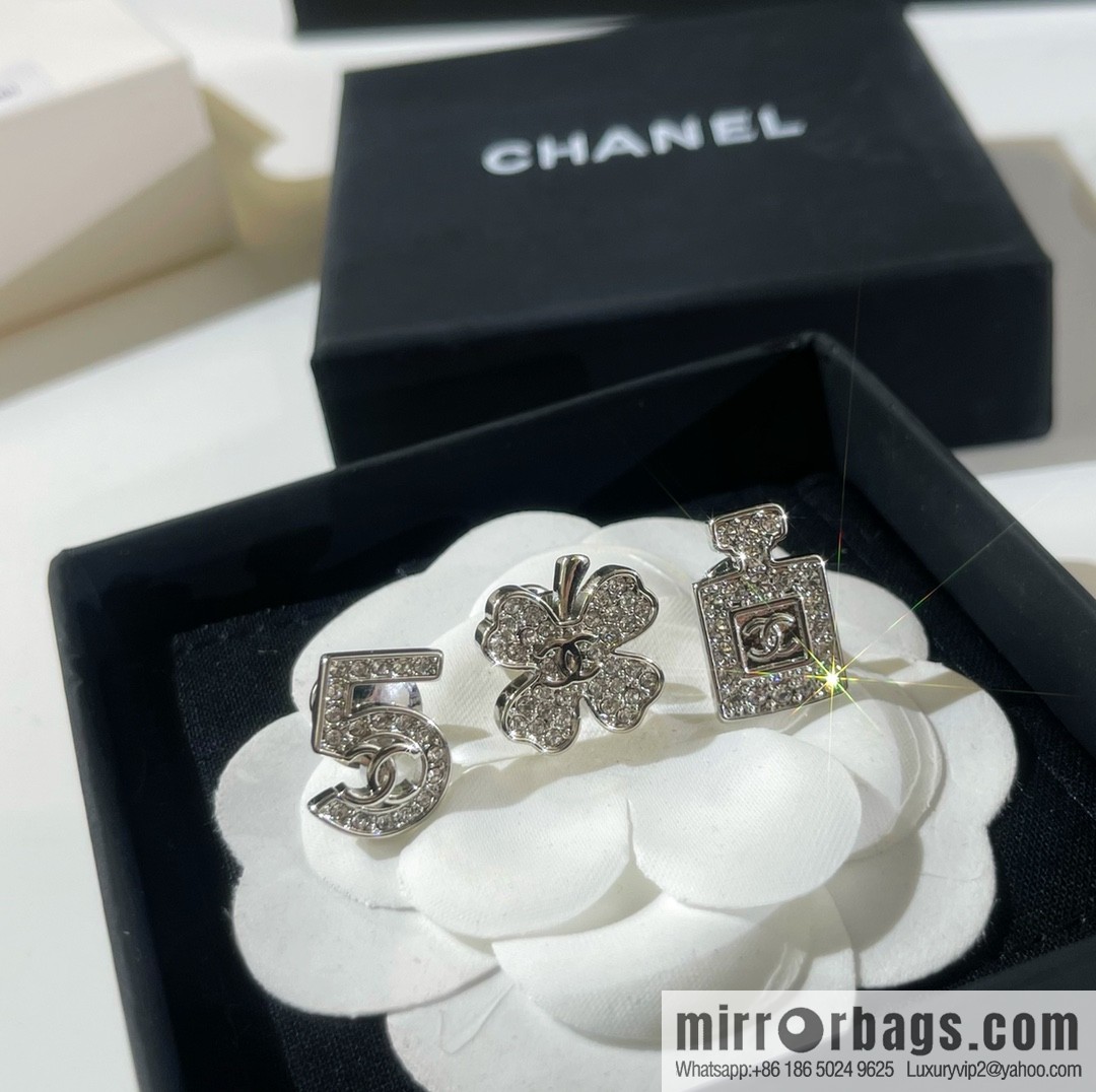 New ☑️ CHANEL Chanel double c 5 words, perfume bottle, four-leaf clover brooch
