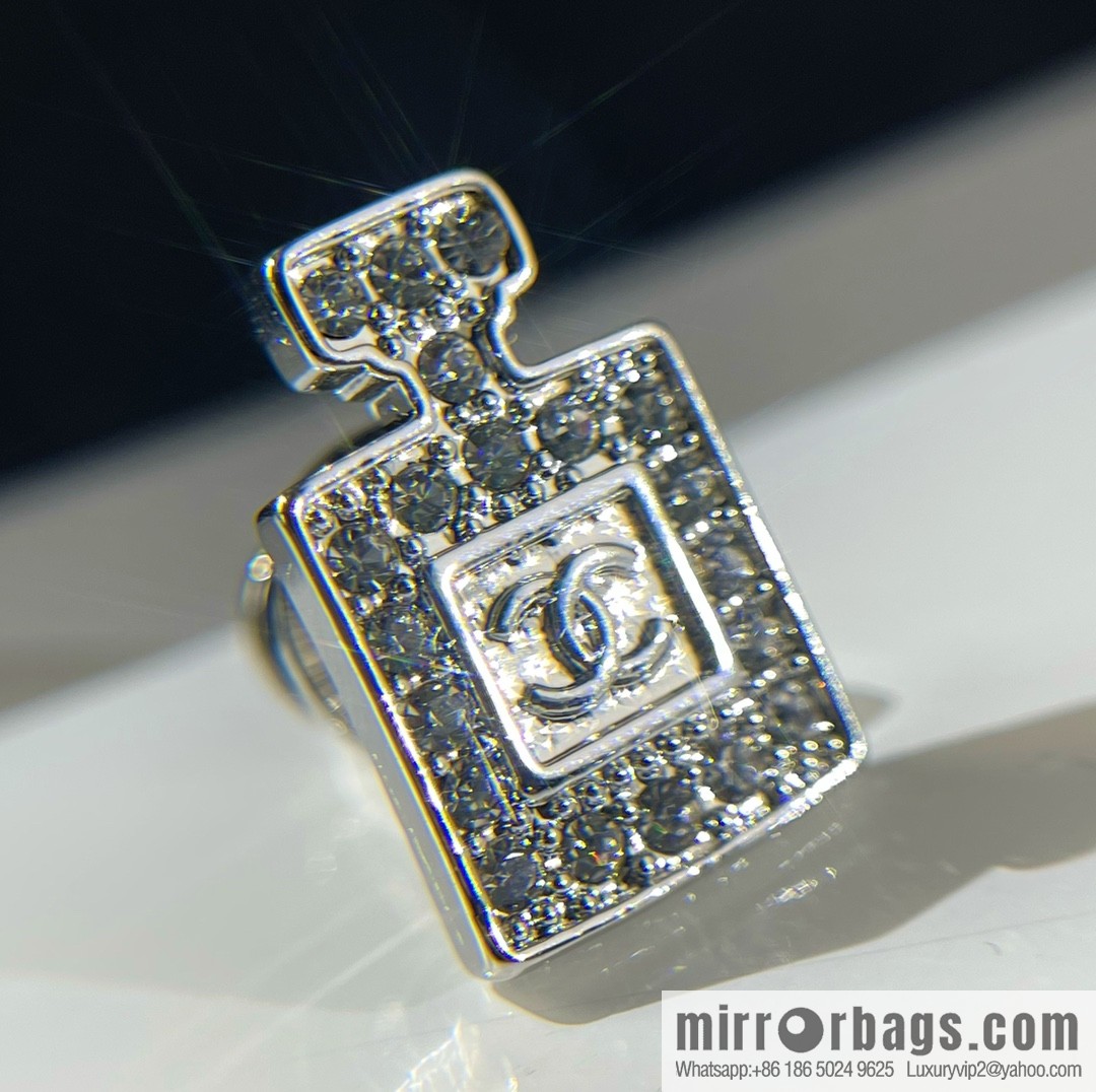 New ☑️ CHANEL Chanel double c 5 words, perfume bottle, four-leaf clover brooch
