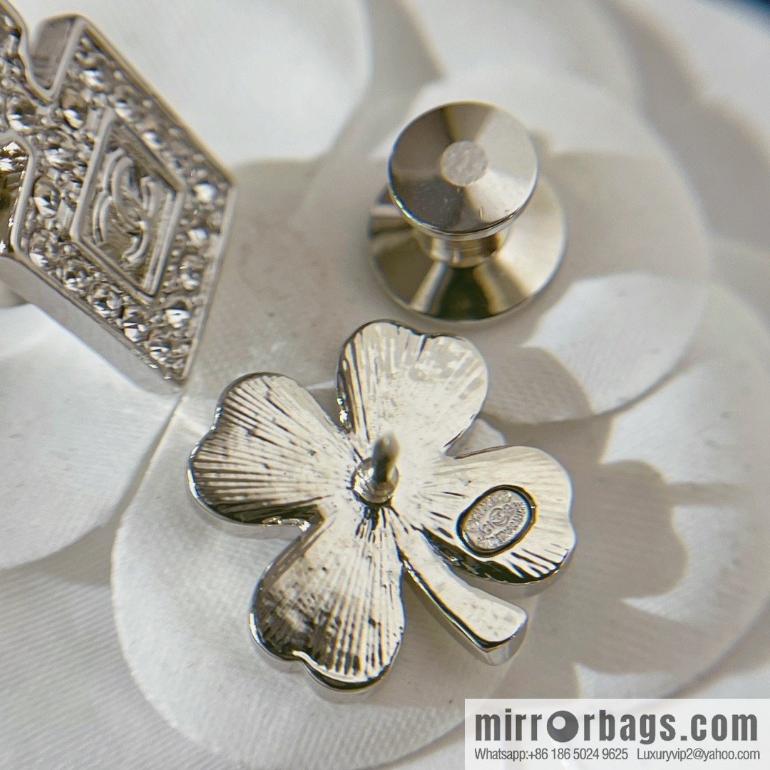 New ☑️ CHANEL Chanel double c 5 words, perfume bottle, four-leaf clover brooch