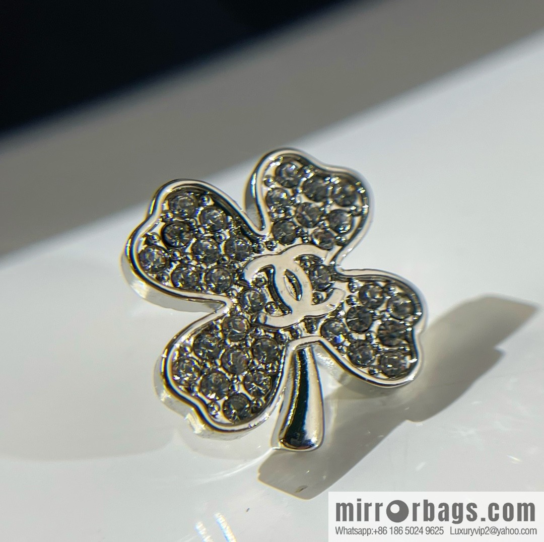 New ☑️ CHANEL Chanel double c 5 words, perfume bottle, four-leaf clover brooch