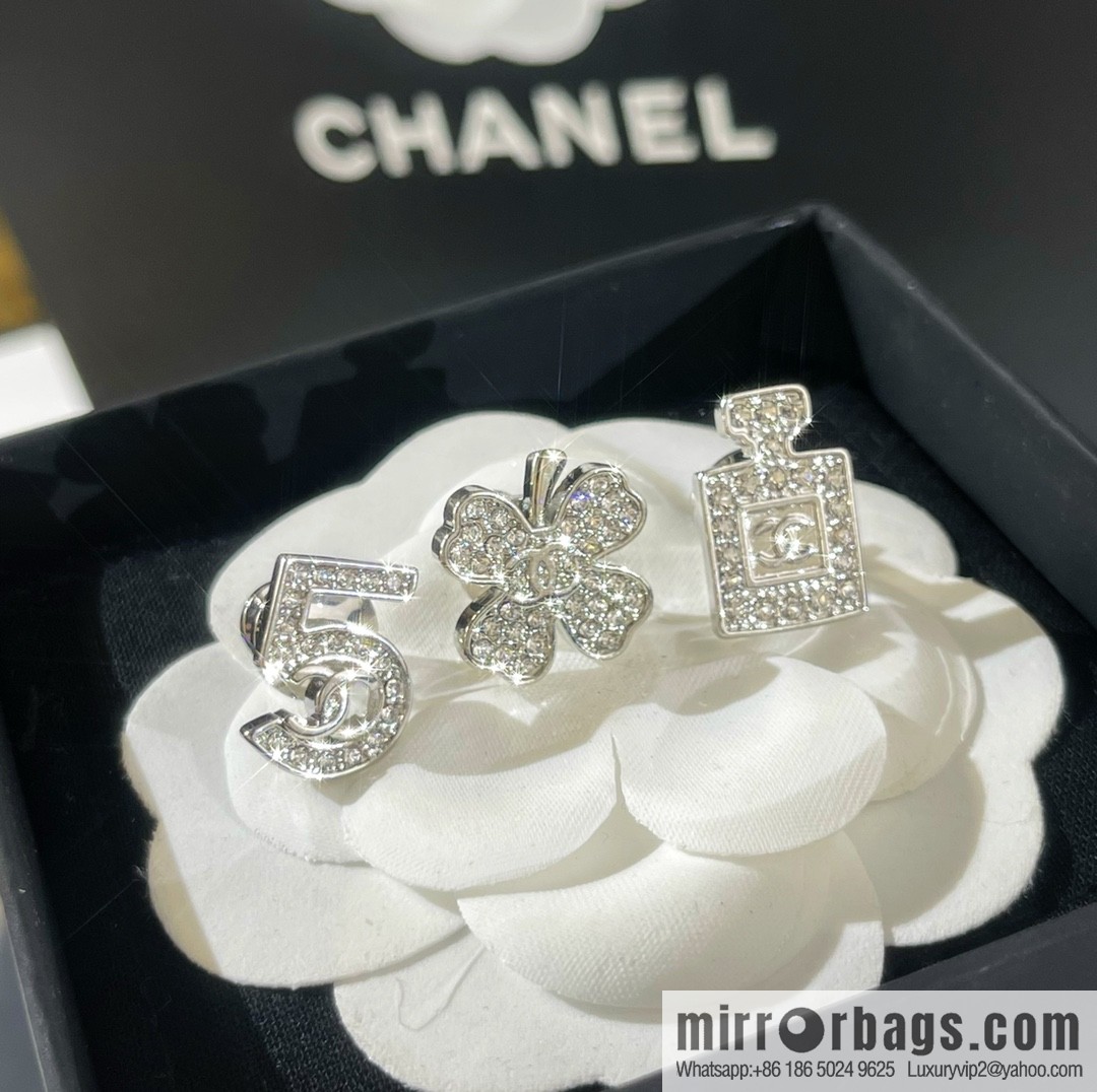 New ☑️ CHANEL Chanel double c 5 words, perfume bottle, four-leaf clover brooch