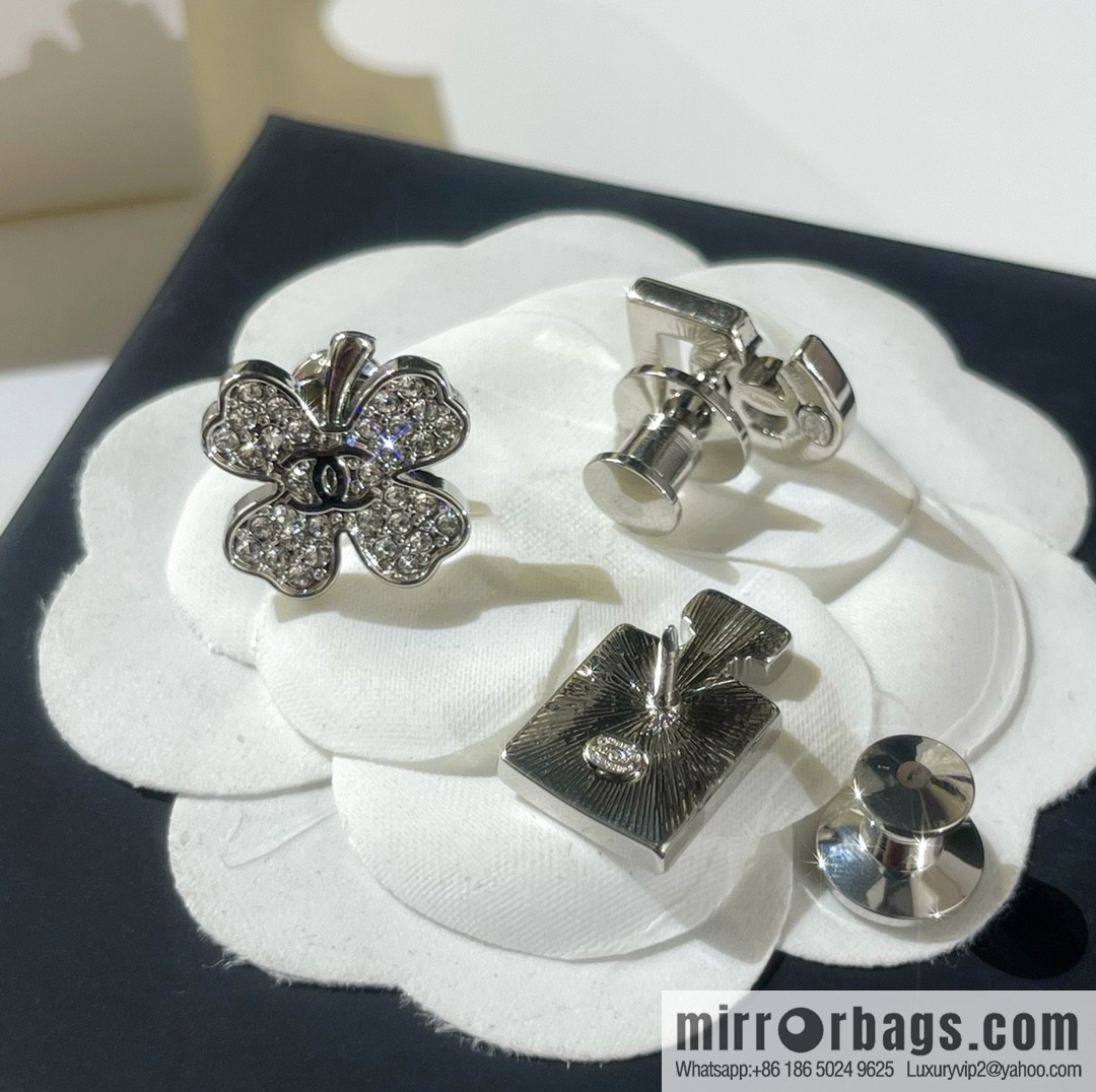 New ☑️ CHANEL Chanel double c 5 words, perfume bottle, four-leaf clover brooch
