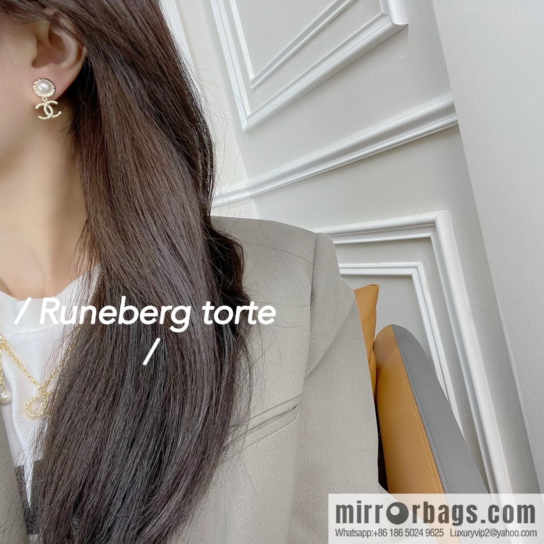 New ☑️ CHANEL Chanel double c pearl stud earrings