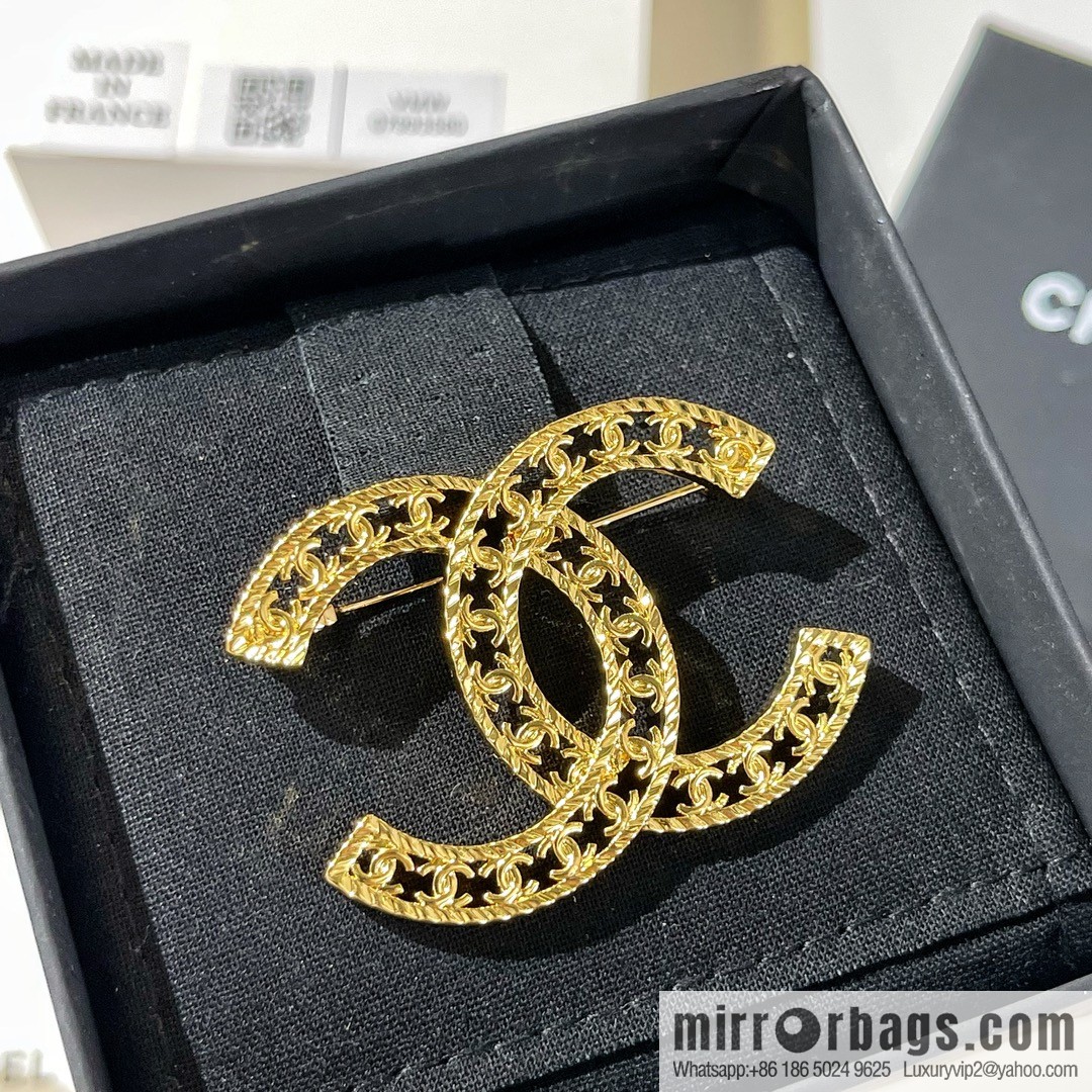 New ☑️ CHANEL Chanel double c cut-out brooch