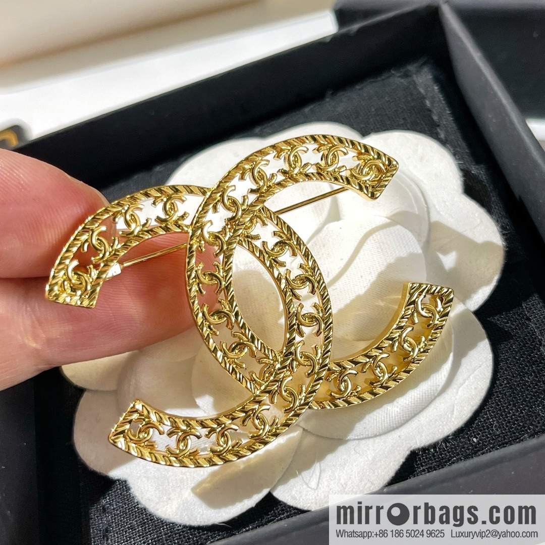 New ☑️ CHANEL Chanel double c cut-out brooch