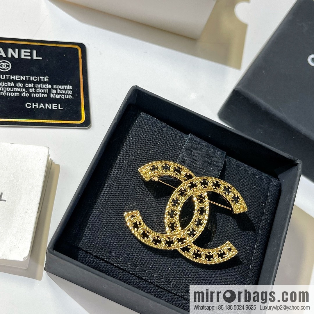 New ☑️ CHANEL Chanel double c cut-out brooch