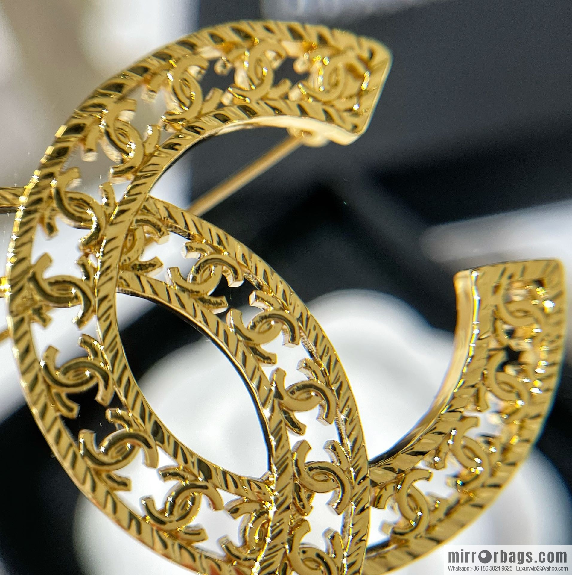 New ☑️ CHANEL Chanel double c cut-out brooch