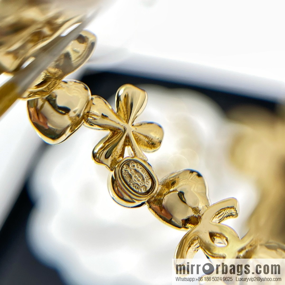 New ☑️ CHANEL Chanel double c four-leaf clover love pearl stud earrings
