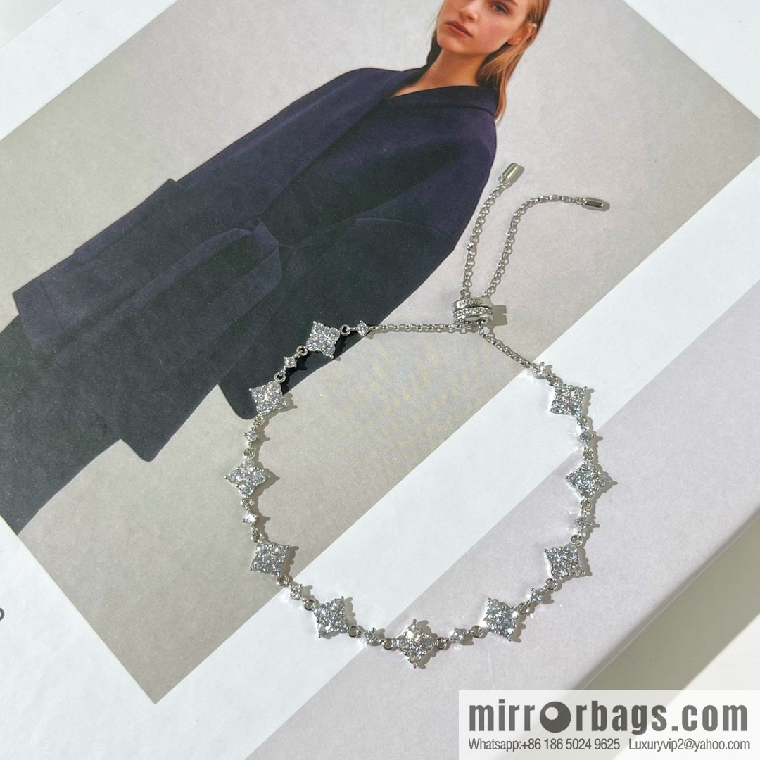 APM Monaco sparkle adjustable, silver-white temperament four-leaf clover bracelet
