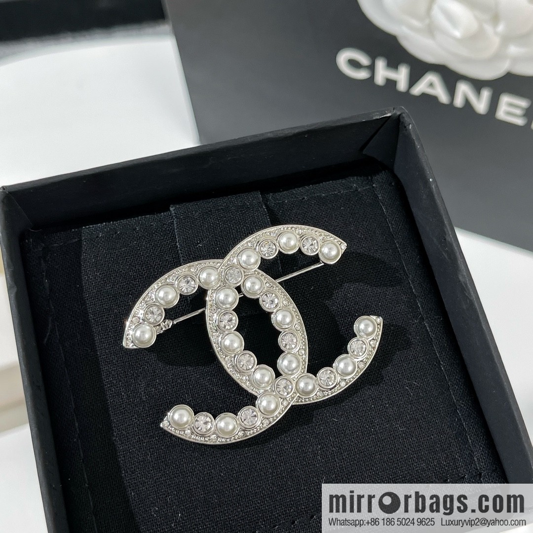New ☑️ Chanel pearl double c brooch