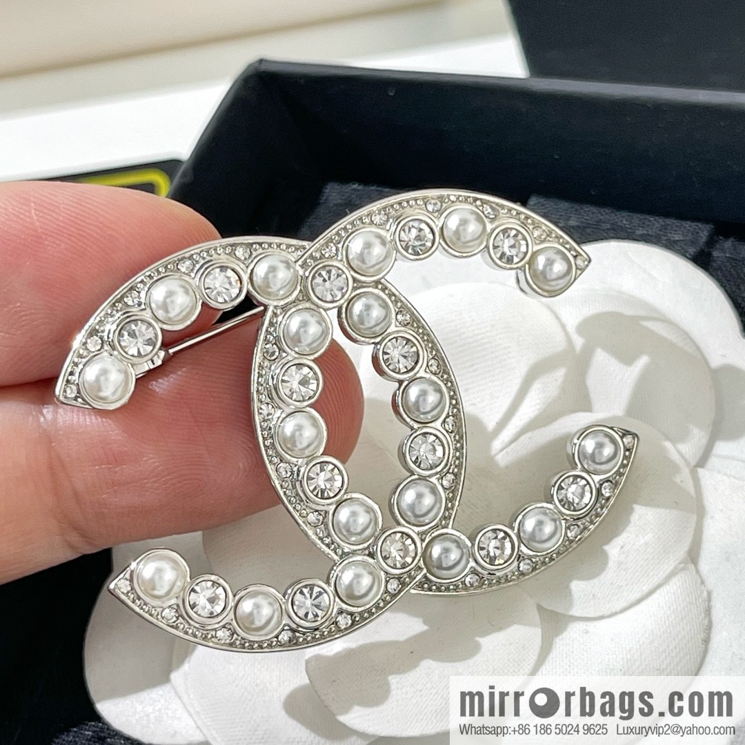 New ☑️ Chanel pearl double c brooch