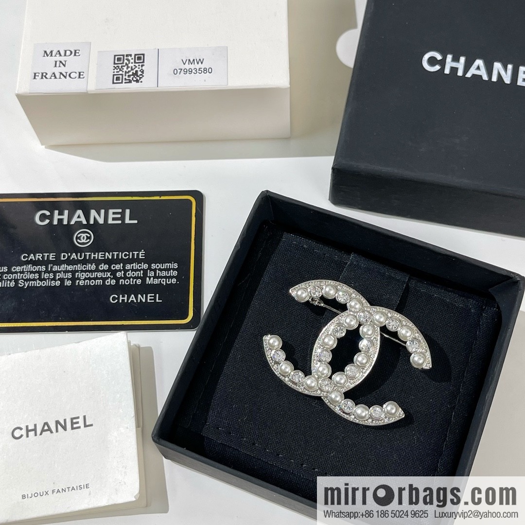 New ☑️ Chanel pearl double c brooch