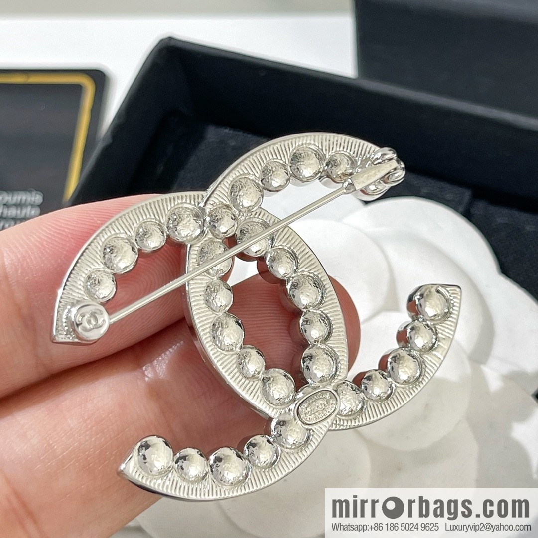 New ☑️ Chanel pearl double c brooch