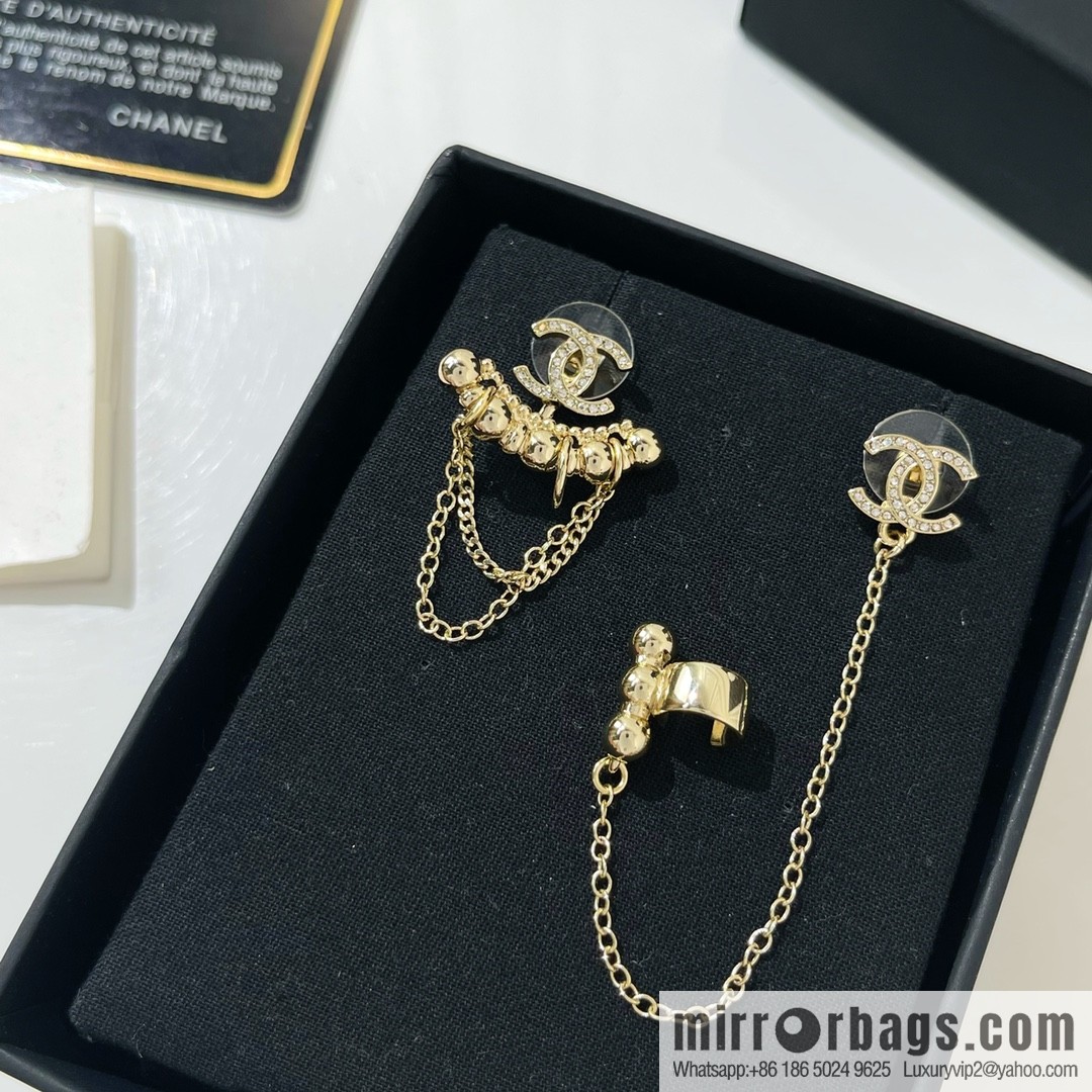 New ☑️ CHANEL Chanel double c asymmetrical stud earclip