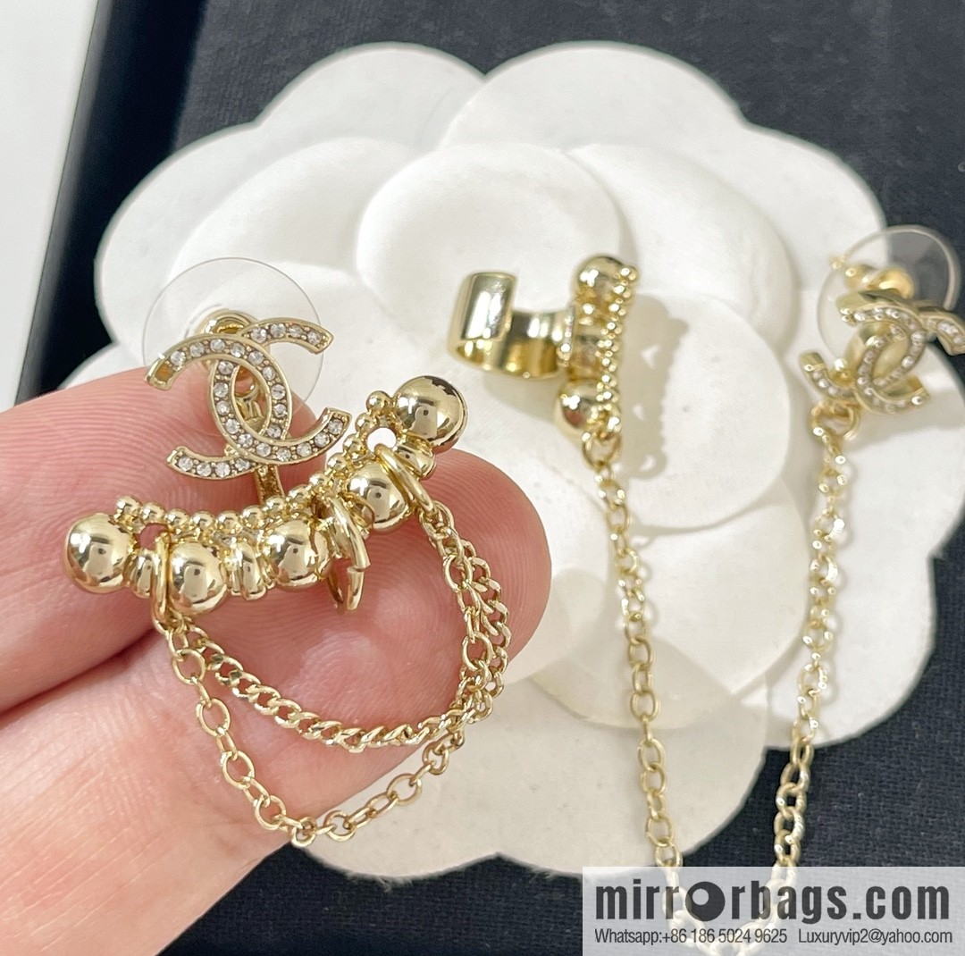 New ☑️ CHANEL Chanel double c asymmetrical stud earclip