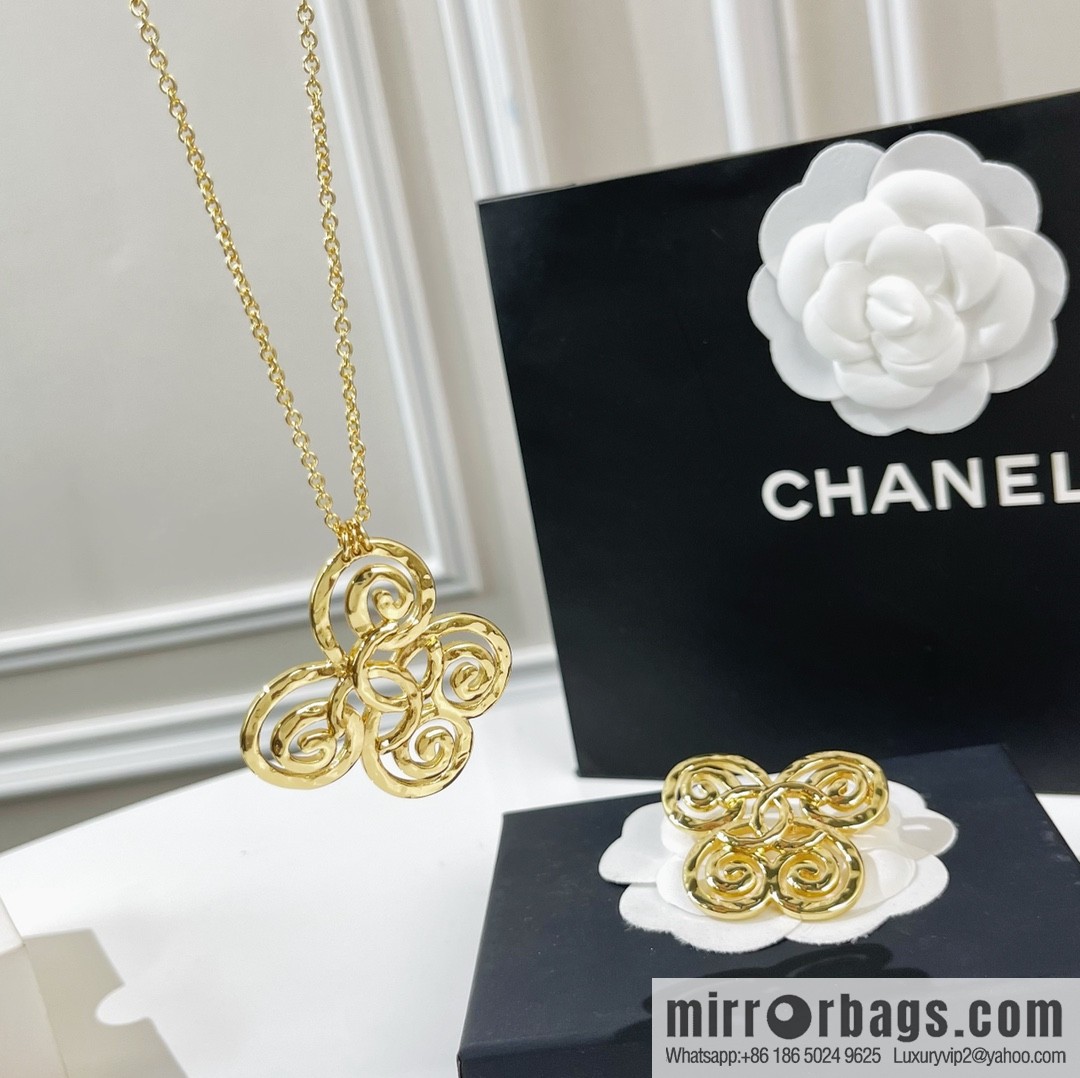 ☑️ Chanel gold brooch necklace