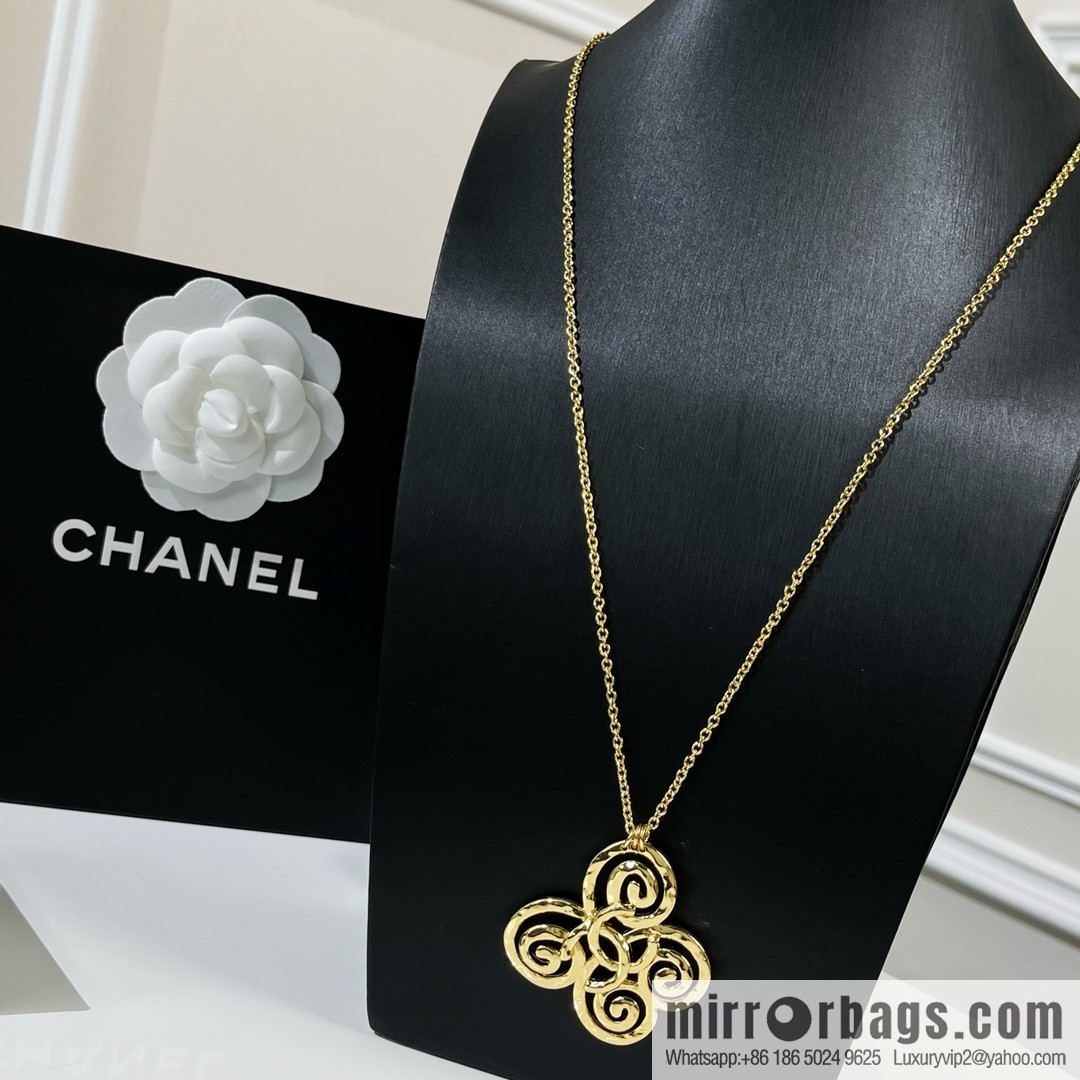 ☑️ Chanel gold brooch necklace