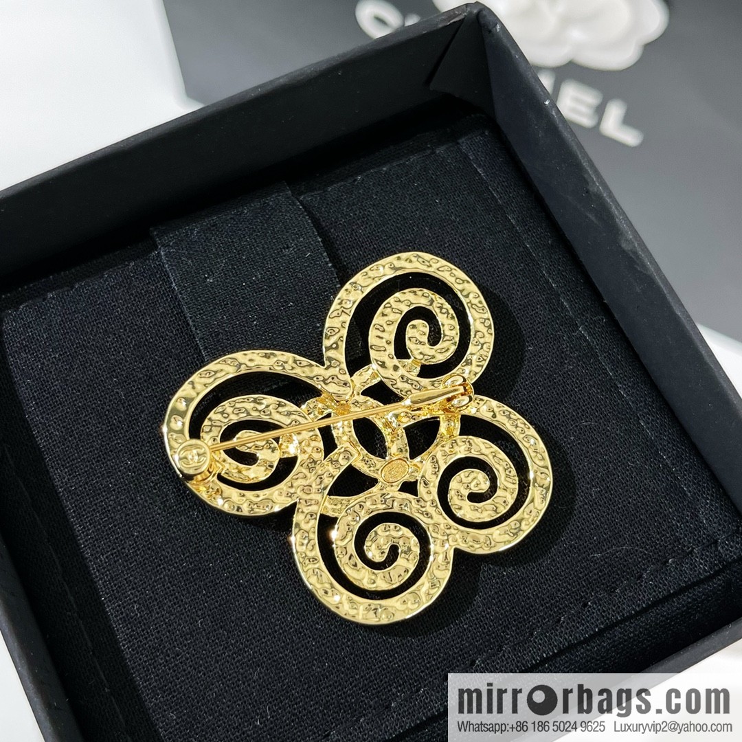 ☑️ Chanel gold brooch necklace