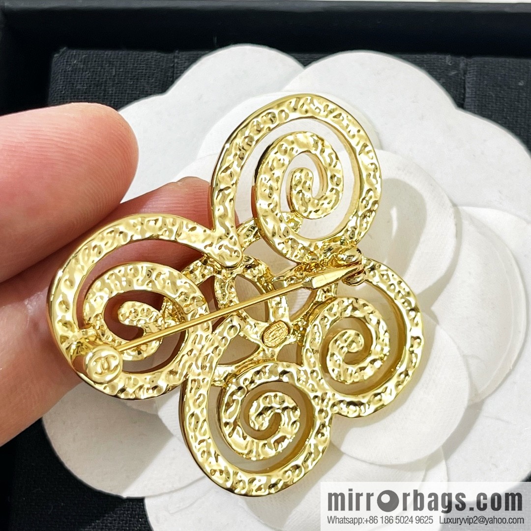 ☑️ Chanel gold brooch necklace