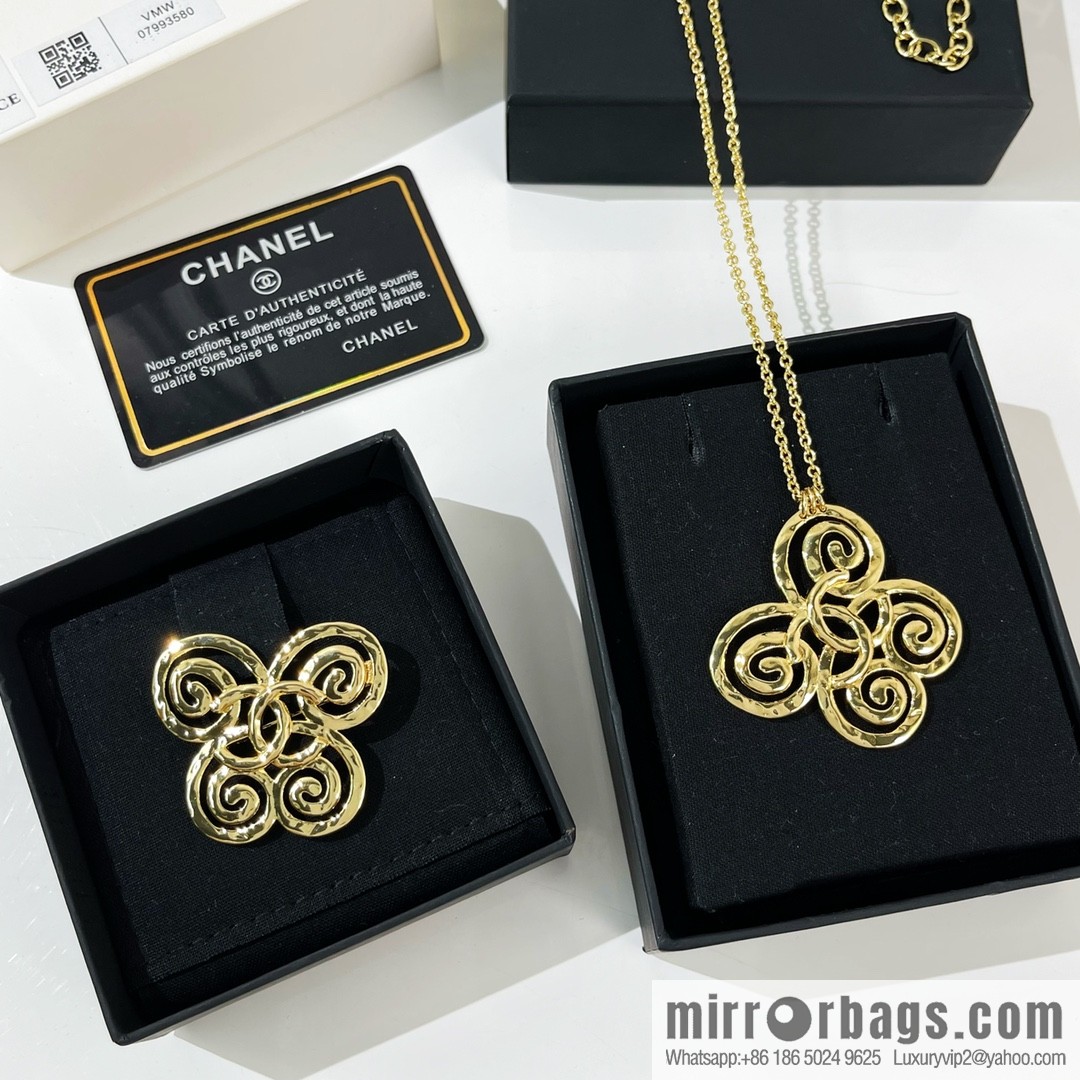 ☑️ Chanel gold brooch necklace