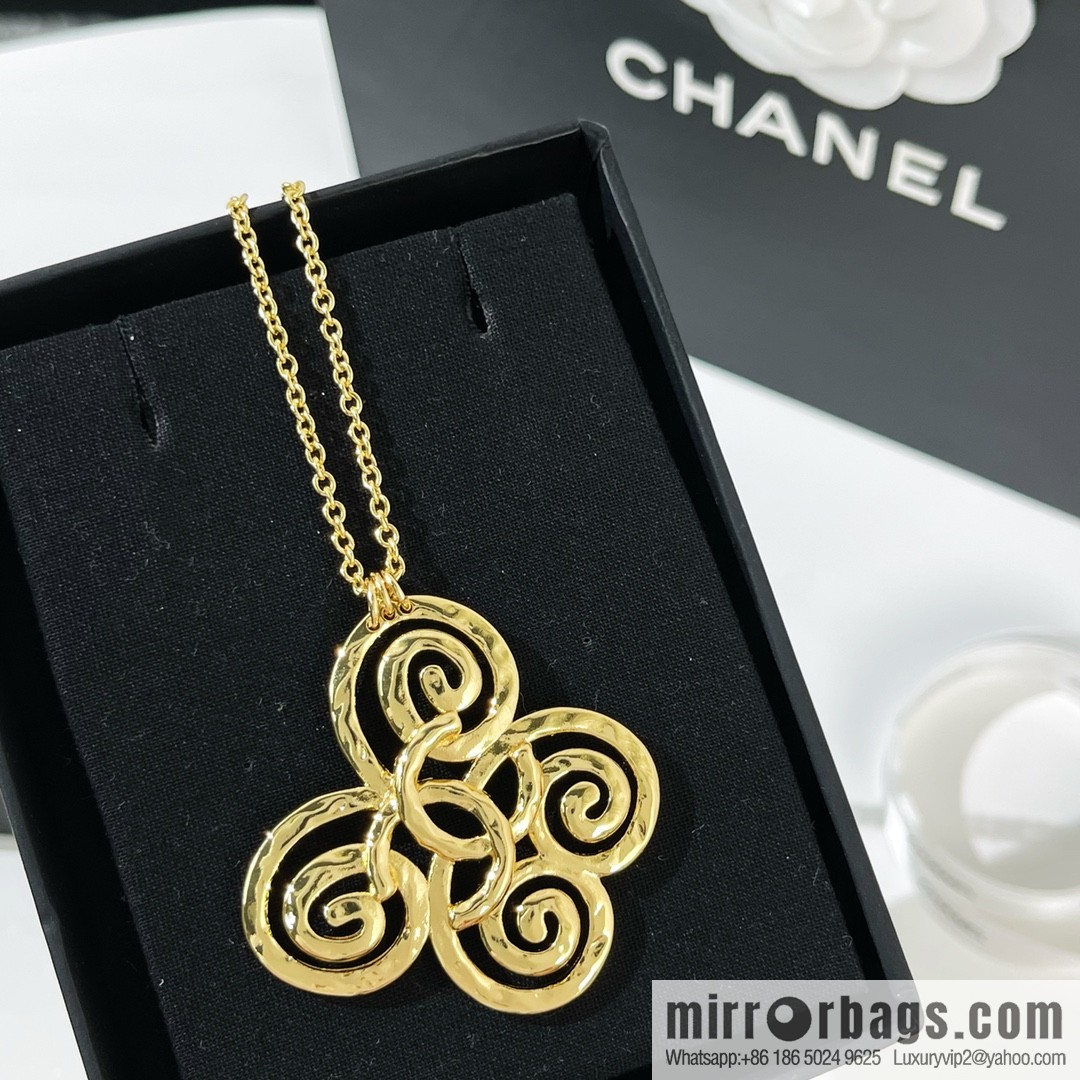☑️ Chanel gold brooch necklace