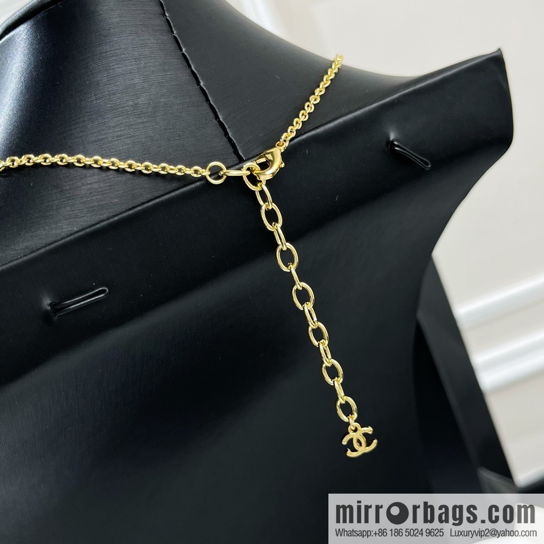 ☑️ Chanel gold brooch necklace