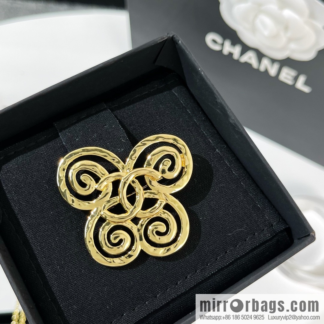 ☑️ Chanel gold brooch necklace