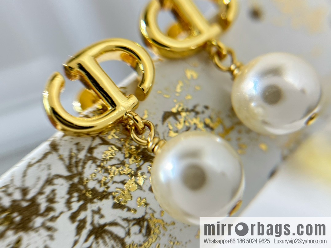 New ☑️ DIOR Dior CD pearl stud earrings