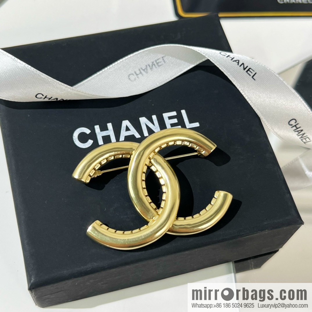New ☑️ Chanel double c pearl brooch