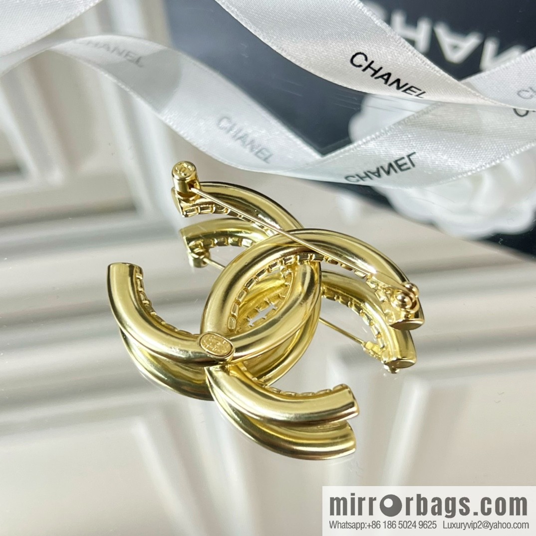 New ☑️ Chanel double c pearl brooch