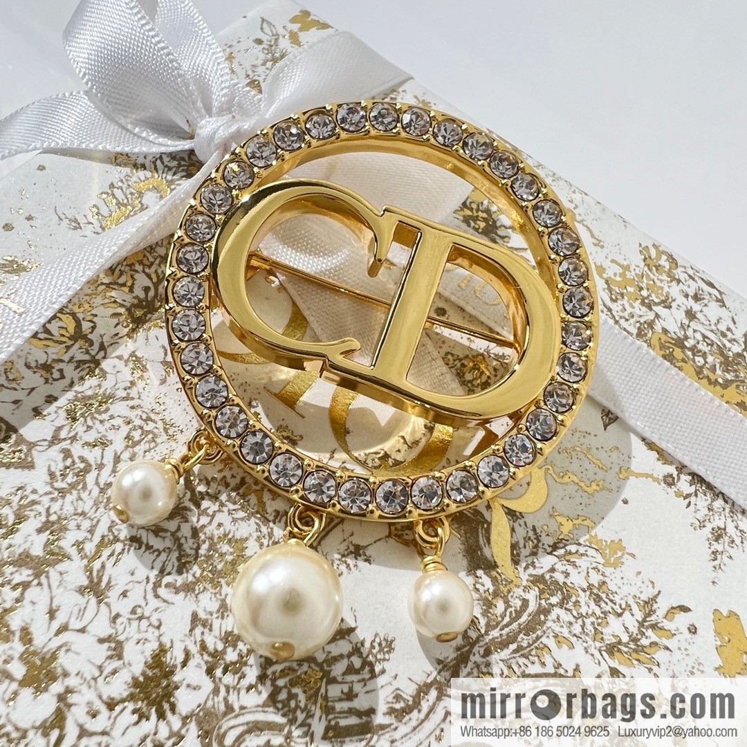 New ☑️ DIOR Dior CD pearl brooch
