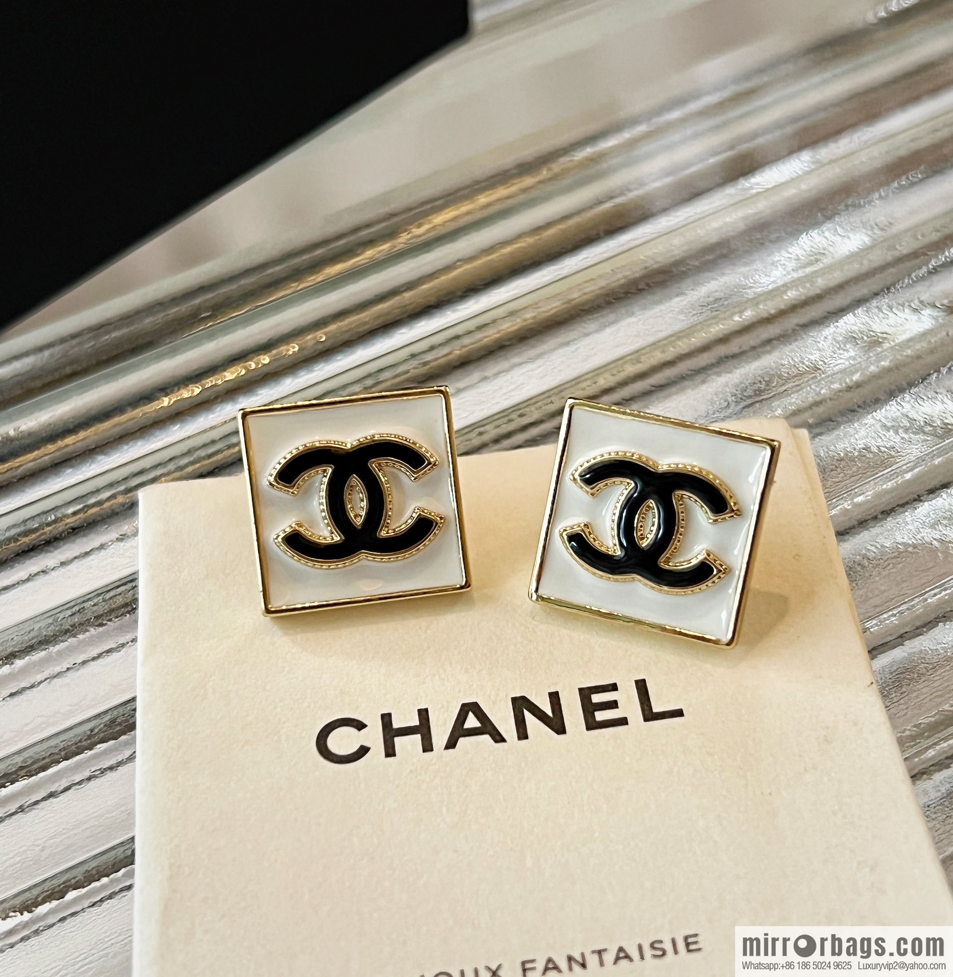 New ☑️ CHANEL Chanel double c square enamel stud earrings