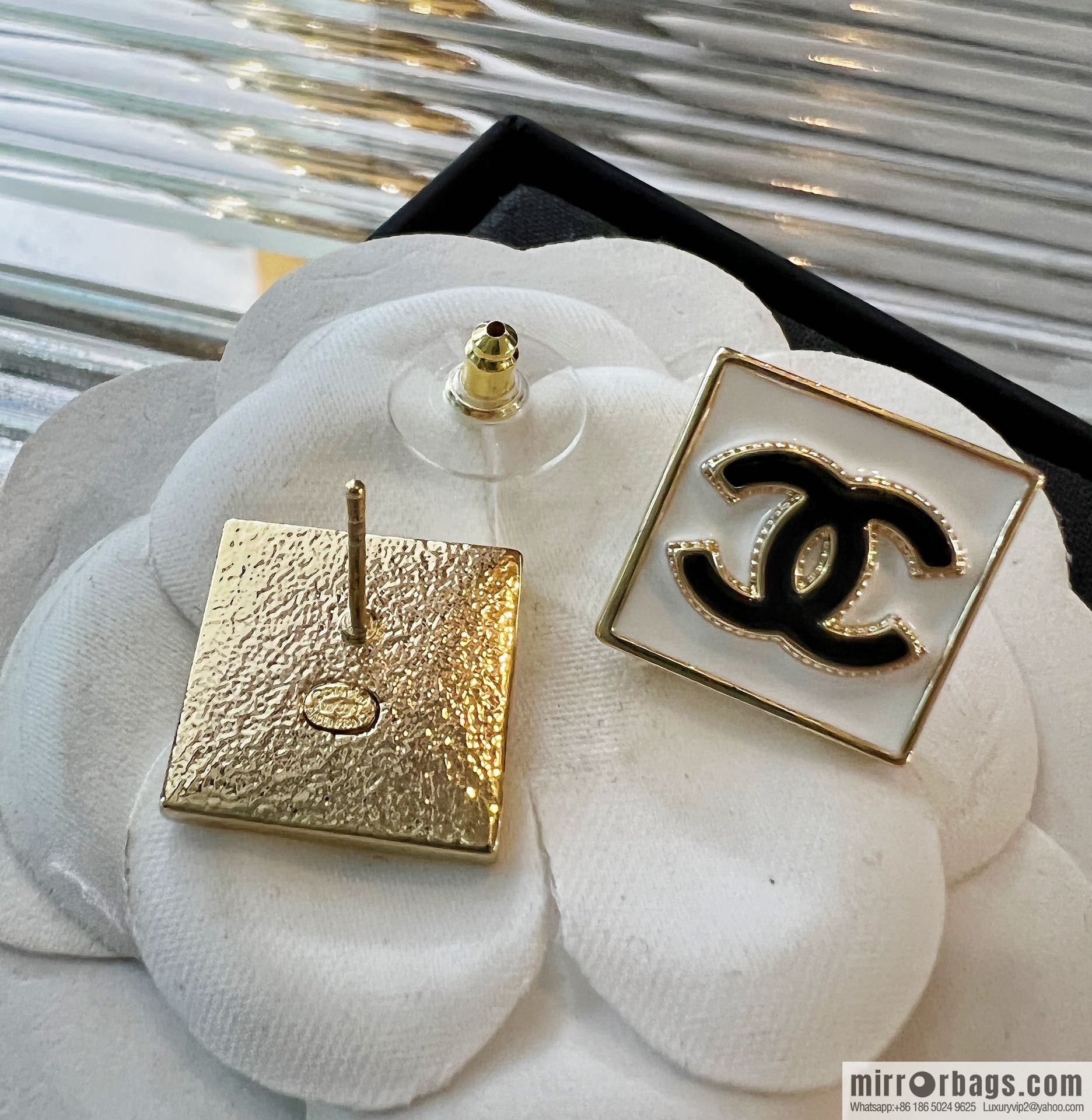 New ☑️ CHANEL Chanel double c square enamel stud earrings